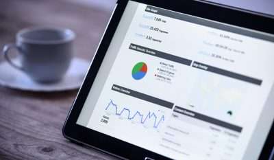 Tablet mit Chart bezahlter Traffic und Besucherzahlen