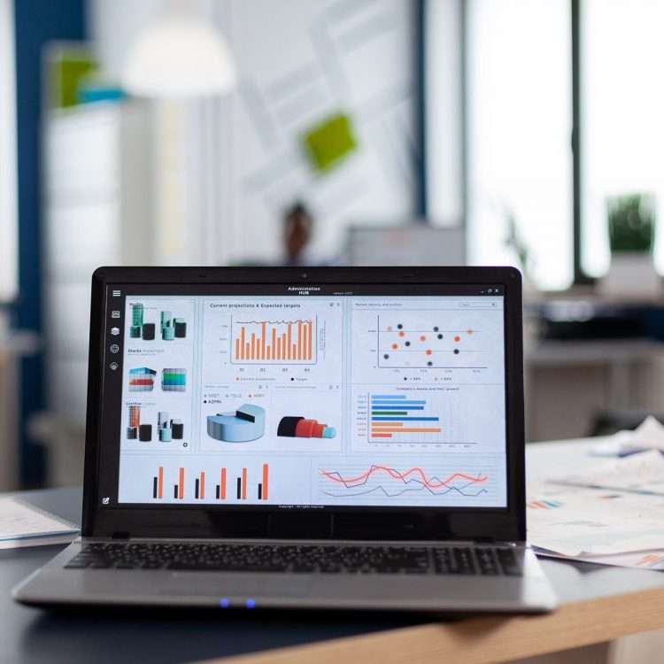 Laptop mit SEO Auswertung einer Landingpage